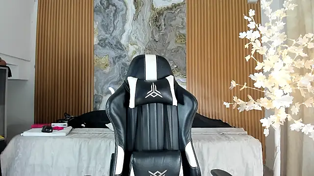 Danna topless online show from March 26, 2026, 12:03 pm