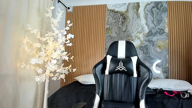 Danna topless online show from May 18, 2026, 12:10 pm