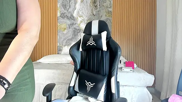 Danna topless online show from December 2, 2025, 12:07 pm