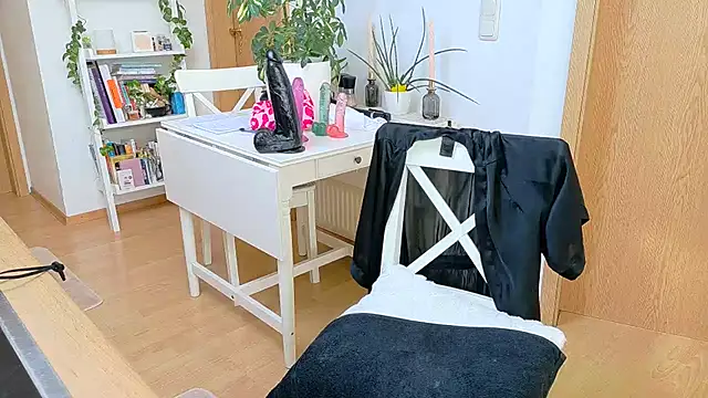 BrownieyQueen online show from March 3, 2025, 12:06 pm