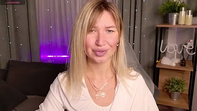 MilaBott online show from September 22, 2025, 8:15 pm