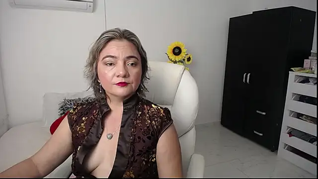 Chiraz hasnaa online show from January 3, 2025, 10:19 pm