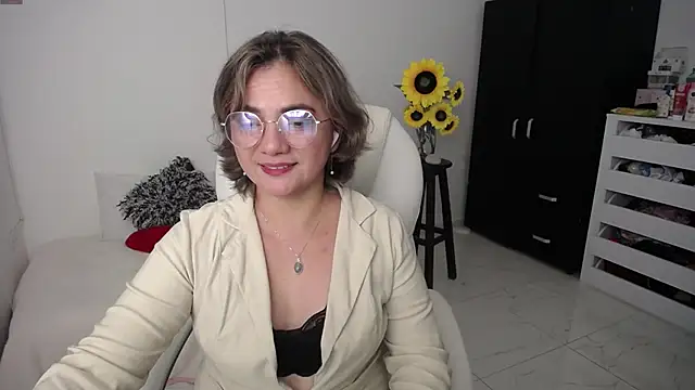 Chiraz hasnaa online show from March 6, 2025, 11:09 pm