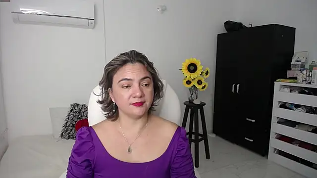 Chiraz hasnaa online show from March 7, 2025, 9:17 pm