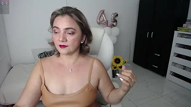 Chiraz hasnaa online show from January 25, 2025, 10:39 pm