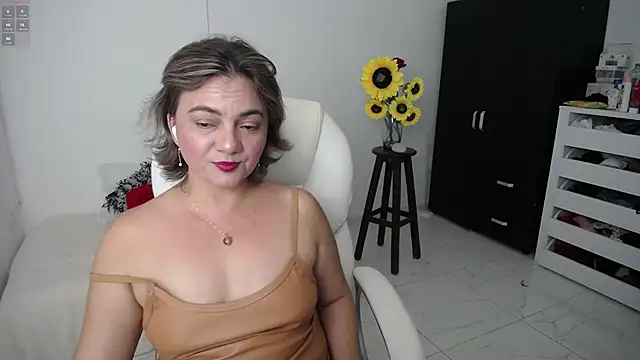 Chiraz hasnaa online show from March 9, 2025, 11:25 pm