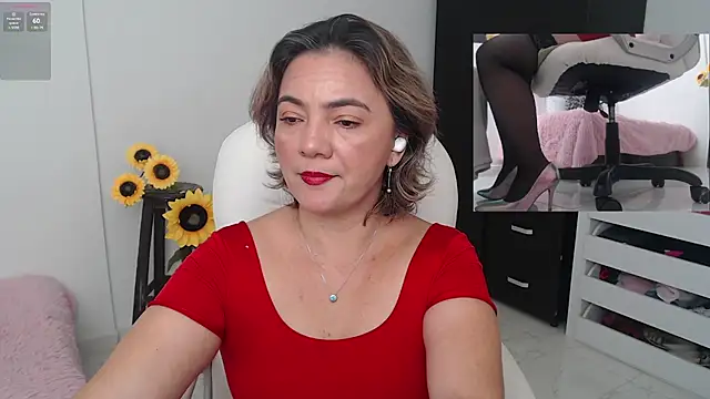 Chiraz hasnaa online show from December 3, 2024, 1:17 pm