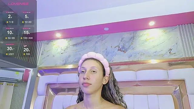 Snapshot of Beautifulskinny18 chatting on April 6, 2026, 7:48 pm Beautifulskinny18 online show from April 6, 2026, 7:48 pm