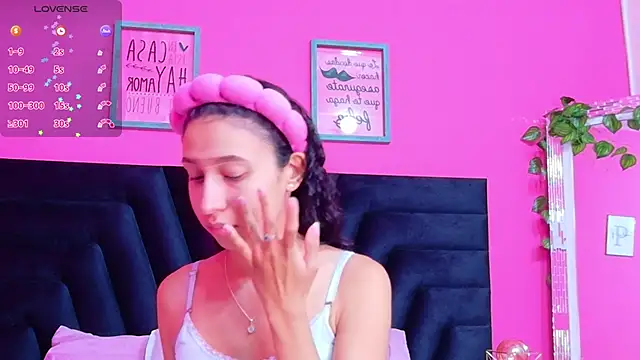 Beautifulskinny18 online show from September 28, 2025, 7:43 pm