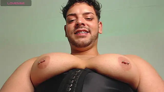 Snapshot of Logan_cocky chatting on November 3, 2025, 4:28 am Logan cocky online show from November 3, 2025, 4:28 am