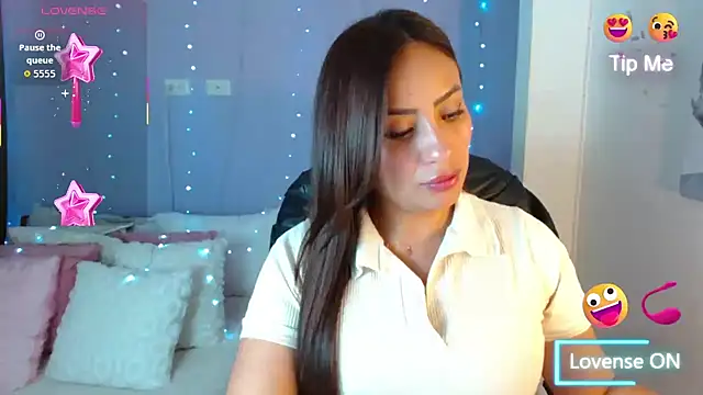 Snapshot of Paulina_627 chatting on November 17, 2025, 2:32 pm Paulina 627 online show from November 17, 2025, 2:32 pm