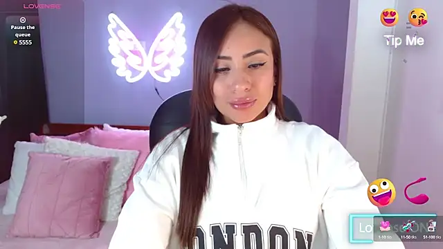 Snapshot of Paulina_627 chatting on March 19, 2025, 3:29 pm Paulina 627 online show from March 19, 2025, 3:29 pm