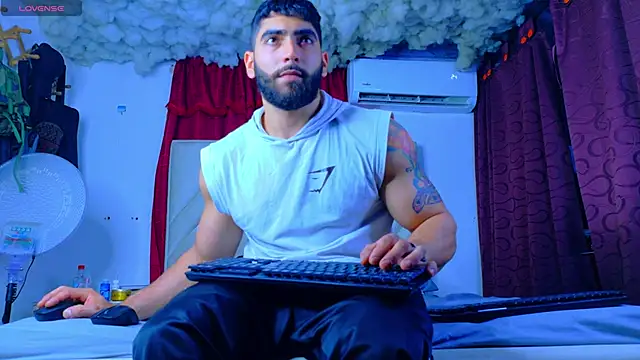Snapshot of Rich_boy01 chatting on May 27, 2026, 2:19 am Rich boy01 online show from May 27, 2026, 2:19 am