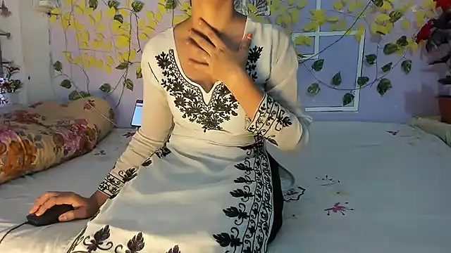 Snapshot of aarjulove chatting on May 6, 2026, 2:37 am aarjulove online show from May 6, 2026, 2:37 am