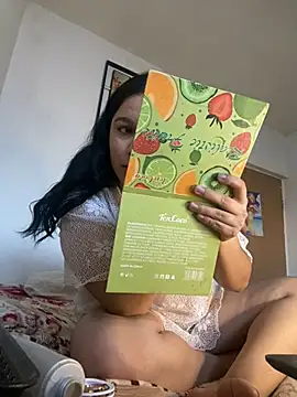 Snapshot of Leslydeleon23 chatting on February 10, 2025, 12:19 am Leslydeleon23 online show from February 10, 2025, 12:19 am