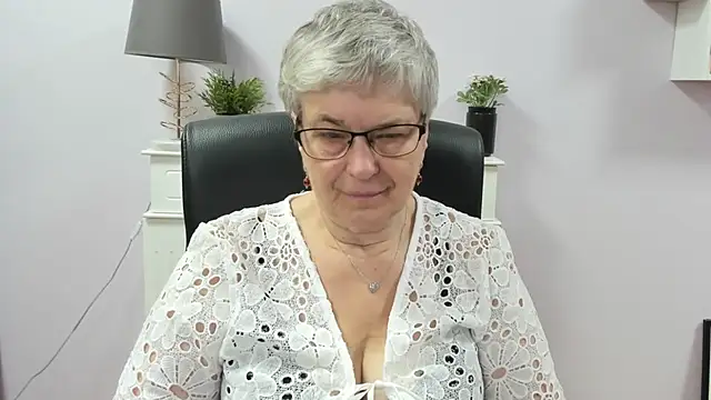 Snapshot of IrisDream chatting on July 15, 2026, 6:09 am IrisDream online show from July 15, 2026, 6:09 am