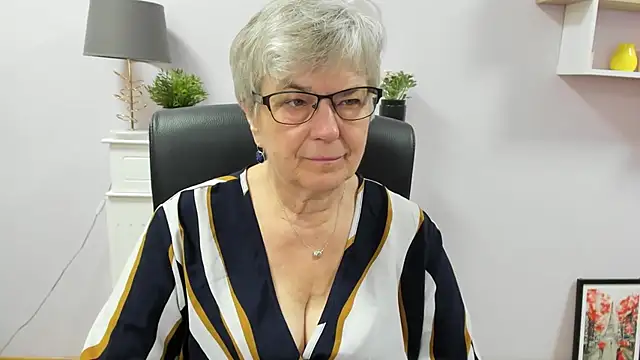 Snapshot of IrisDream chatting on July 10, 2026, 6:02 am IrisDream online show from July 10, 2026, 6:02 am