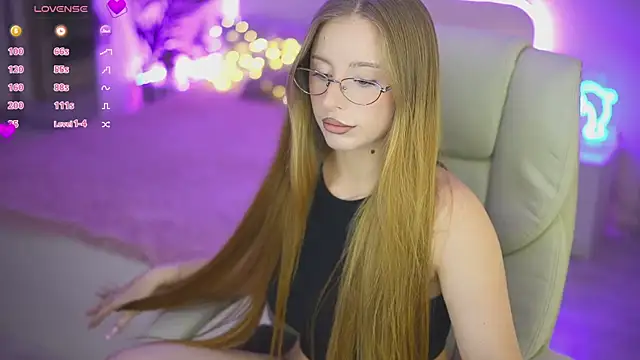 Snapshot of SilverrMoon chatting on September 20, 2025, 1:27 pm SilverrMoon online show from September 20, 2025, 1:27 pm