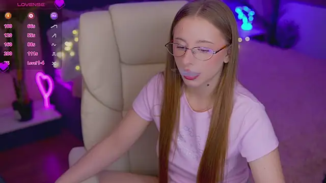 Snapshot of SilverrMoon chatting on November 23, 2025, 10:36 am SilverrMoon online show from November 23, 2025, 10:36 am