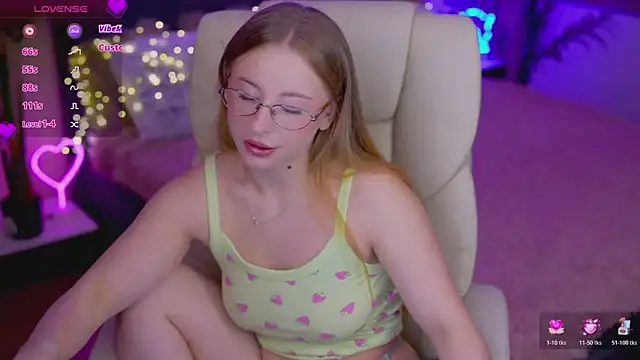 Snapshot of SilverrMoon chatting on October 26, 2025, 1:44 pm SilverrMoon online show from October 26, 2025, 1:44 pm