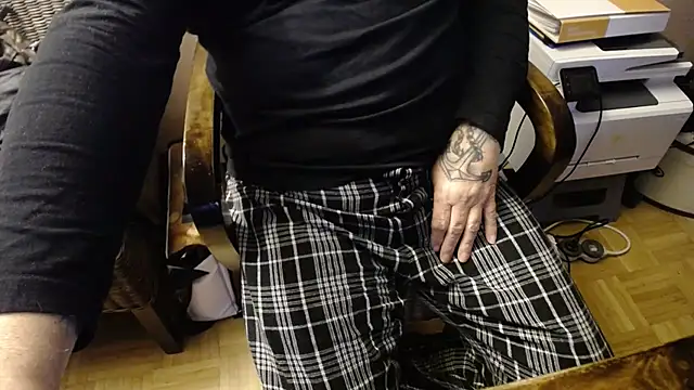 Snapshot of thme2312 chatting on October 24, 2025, 5:23 pm thme2312 online show from October 24, 2025, 5:23 pm