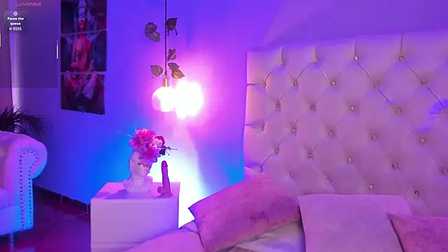 ZoeHarris online show from September 24, 2025, 12:11 pm