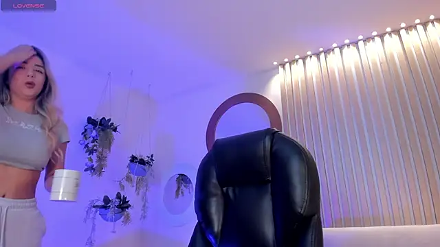 Snapshot of ChloePreston_ chatting on April 15, 2026, 12:10 pm ChloePreston online show from April 15, 2026, 12:10 pm