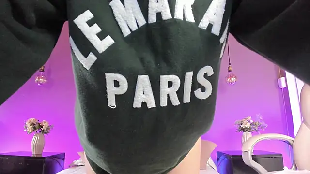 Snapshot of BellaClaiir chatting on November 4, 2025, 3:05 pm BellaClaiir online show from November 4, 2025, 3:05 pm