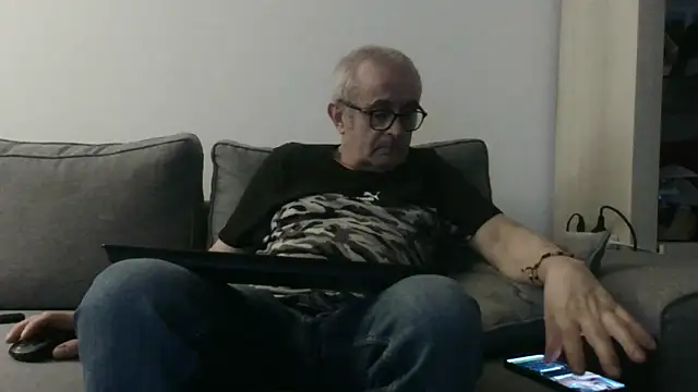 Snapshot of Bretoncool chatting on March 7, 2026, 6:46 pm Bretoncool online show from March 7, 2026, 6:46 pm