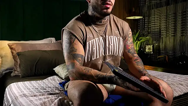 Snapshot of LeoSalvatore_ chatting on March 9, 2025, 1:25 am LeoSalvatore  online show from March 9, 2025, 1:25 am