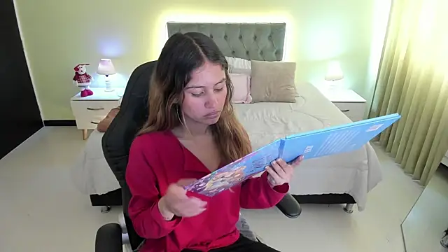 Snapshot of Tamy_edwards chatting on December 14, 2025, 2:00 pm Tamy edwards online show from December 14, 2025, 2:00 pm