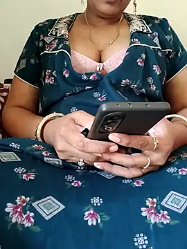 Snapshot of samitasharma chatting on April 19, 2026, 9:32 am samitasharma online show from April 19, 2026, 9:32 am