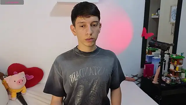 milky  boy  online show from April 7, 2026, 11:39 pm