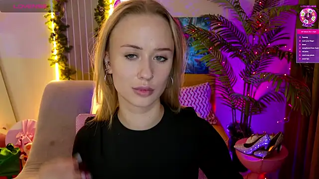 SashaBrooks online show from December 15, 2025, 2:01 pm