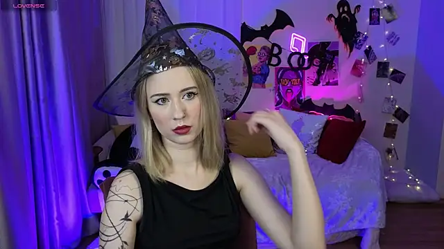 SashaBrooks online show from October 31, 2025, 6:15 pm