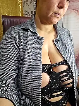 Snapshot of Foxlady2271 chatting on February 18, 2025, 12:15 am Foxlady2271 online show from February 18, 2025, 12:15 am