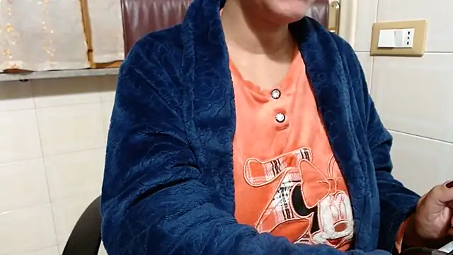 Foxlady2271 online show from December 4, 2025, 3:55 pm