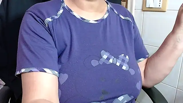 Foxlady2271 online show from May 15, 2026, 9:29 am