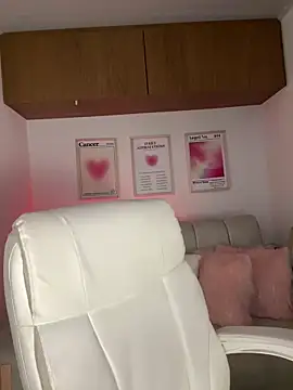 maddy bronw  online show from November 11, 2025, 12:16 am