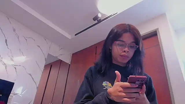 Snapshot of evelyn_wine chatting on October 13, 2025, 7:04 pm evelyn wine online show from October 13, 2025, 7:04 pm