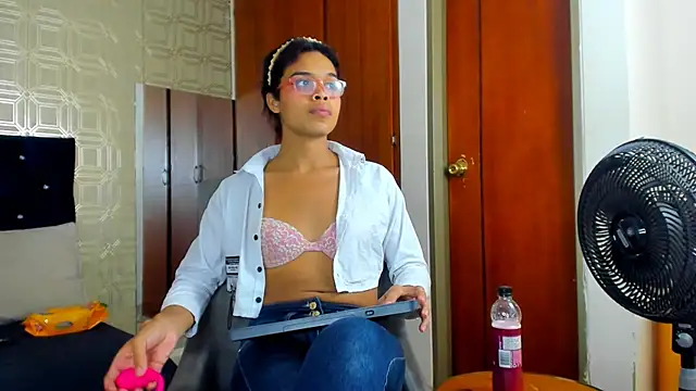 Snapshot of evelyn_wine chatting on March 11, 2025, 8:20 pm evelyn wine online show from March 11, 2025, 8:20 pm