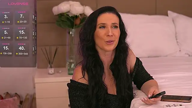 Snapshot of KyraCase chatting on November 6, 2025, 7:18 pm KyraCase online show from November 6, 2025, 7:18 pm