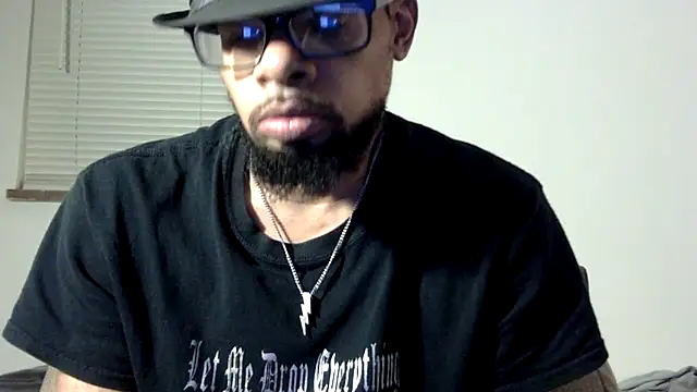 Snapshot of WhiskeyWood_DuhGOD chatting on November 3, 2025, 2:06 am WhiskeyWood DuhGOD online show from November 3, 2025, 2:06 am