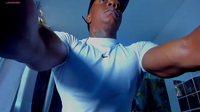 Snapshot of ronnie_7777 chatting on March 17, 2026, 4:32 pm ronnie 7777 online show from March 17, 2026, 4:32 pm