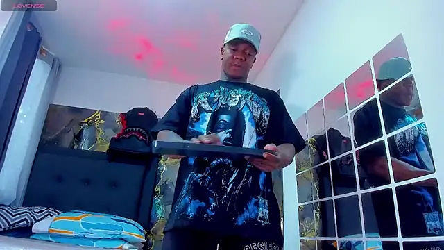 Snapshot of ronnie_7777 chatting on April 14, 2026, 7:52 pm ronnie 7777 online show from April 14, 2026, 7:52 pm