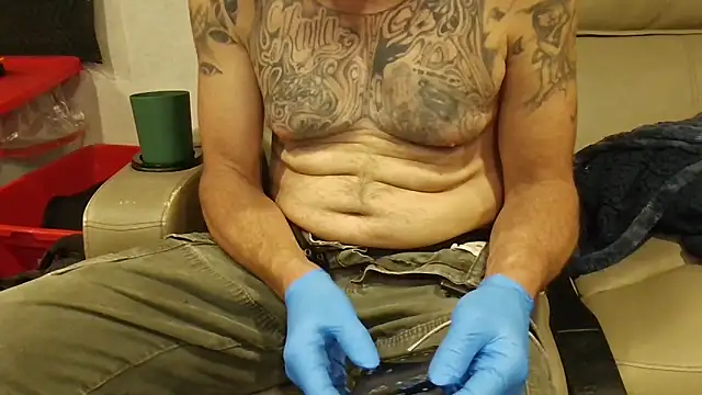 Snapshot of overaveragefreak4you chatting on March 13, 2026, 6:24 pm overaveragefreak4you online show from March 13, 2026, 6:24 pm