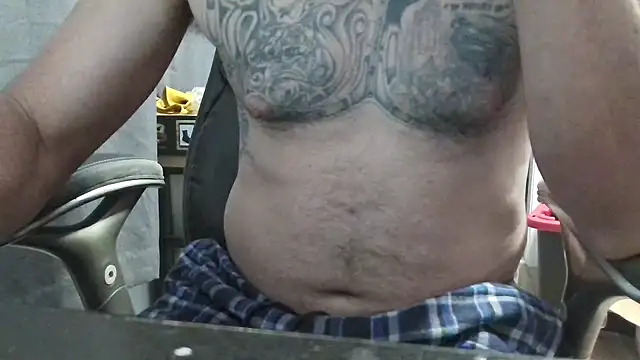 overaveragefreak4you online show from February 4, 2025, 8:13 am