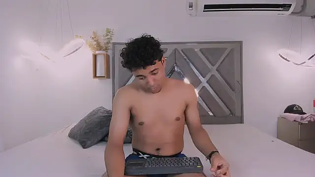 mia and masterboy online show from October 2, 2025, 8:07 am