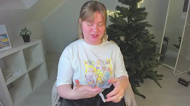 Snapshot of Kira_Citro chatting on December 8, 2024, 3:24 pm Kira Citro online show from December 8, 2024, 3:24 pm