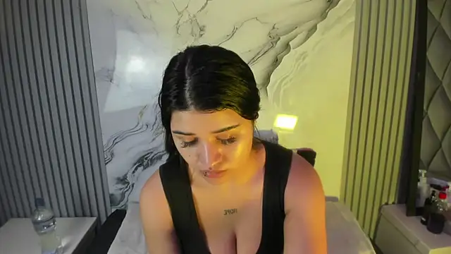 Snapshot of venusowen_ chatting on February 15, 2026, 12:15 pm venusowen online show from February 15, 2026, 12:15 pm